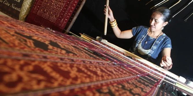 Kain Kebat: Tradisi Tenun Ikat dari Kalimantan Barat