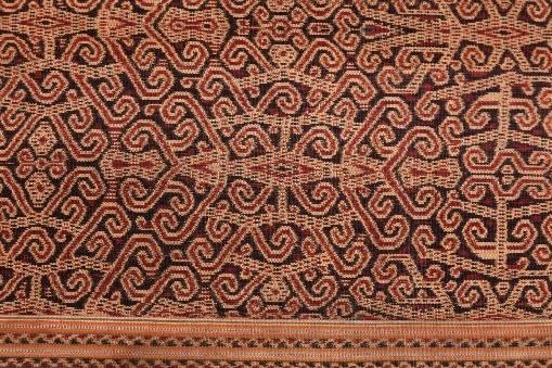 Jupe kain kebat, Iban, Sarawak, Bornéo, Indonésie, XIXème siècle | Iban kain kebat skirt, Sarawak, Borneo, Indonesia, XIXth century | INDONESIA | 2021 | Sotheby's
Kain Kebat: Tradisi Tenun Ikat dari Kalimantan Barat