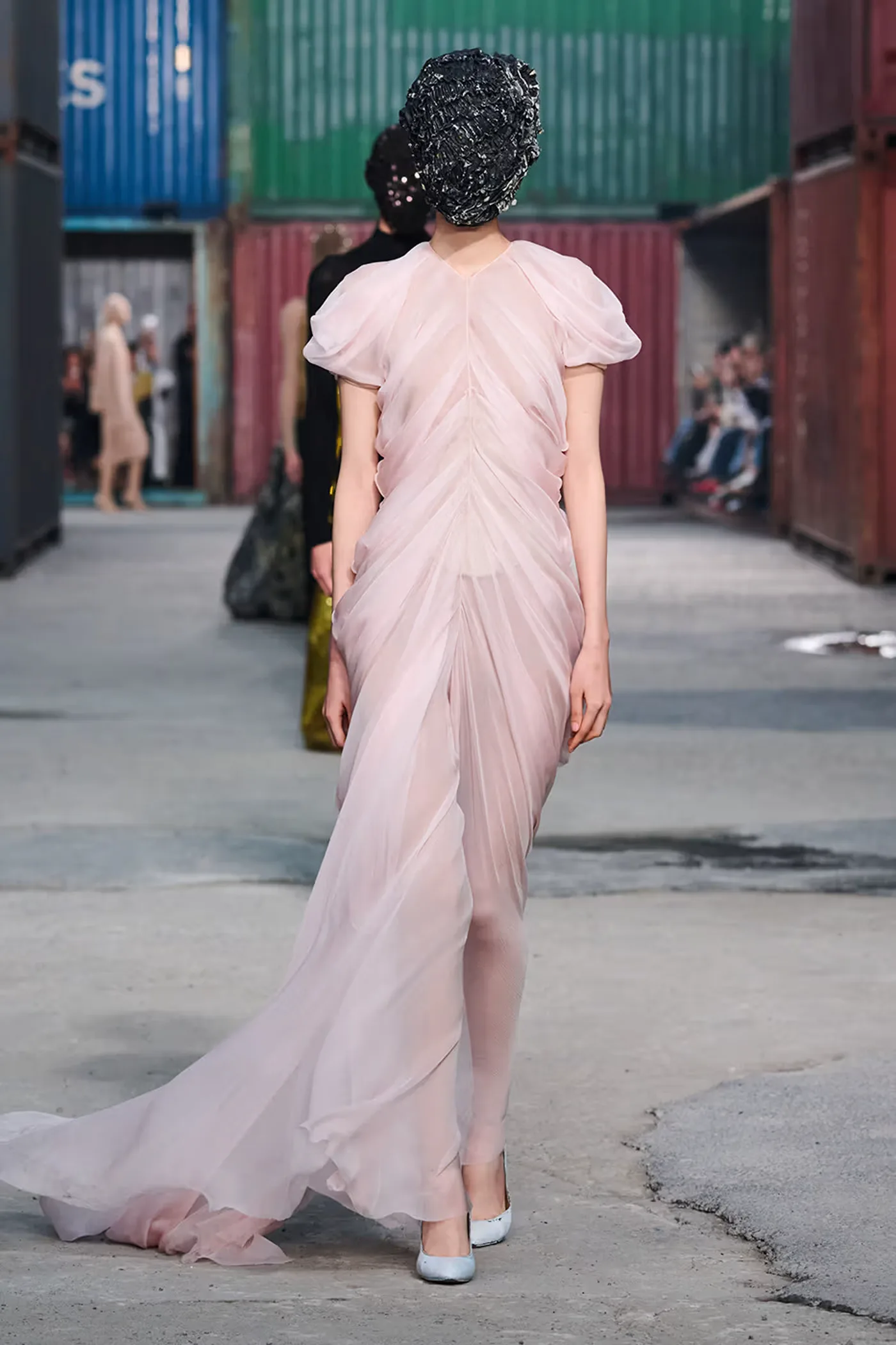 https hypebeast.com image 2026 04 01 maison margiela fw26 shanghai fashion week collection 021 2