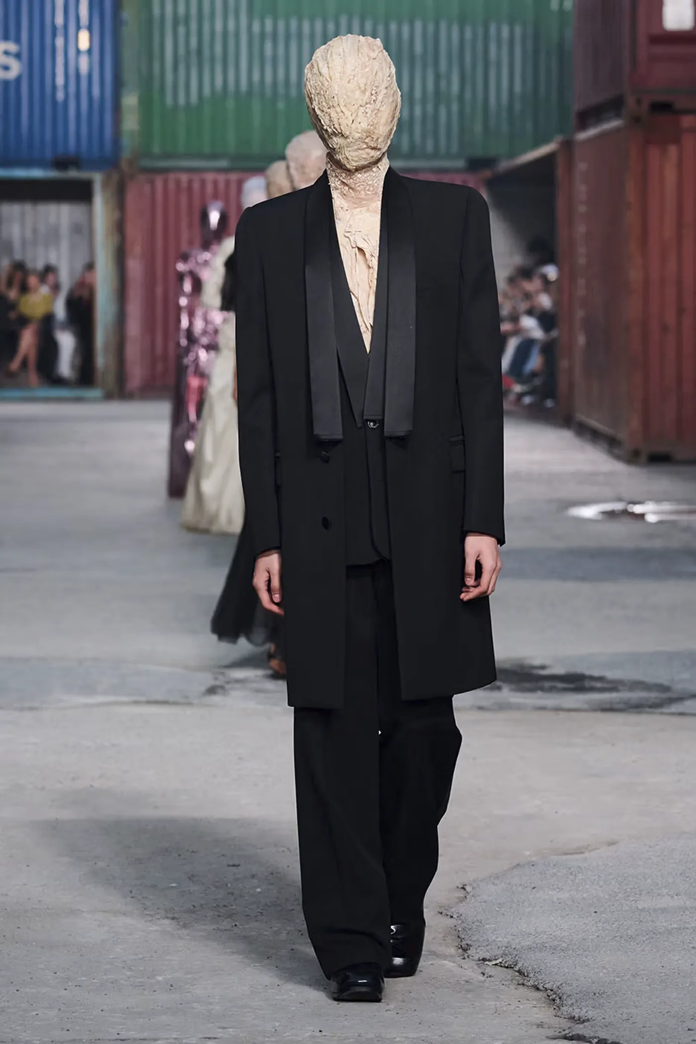 https hypebeast.com image 2026 04 01 maison margiela fw26 shanghai fashion week collection 026 2