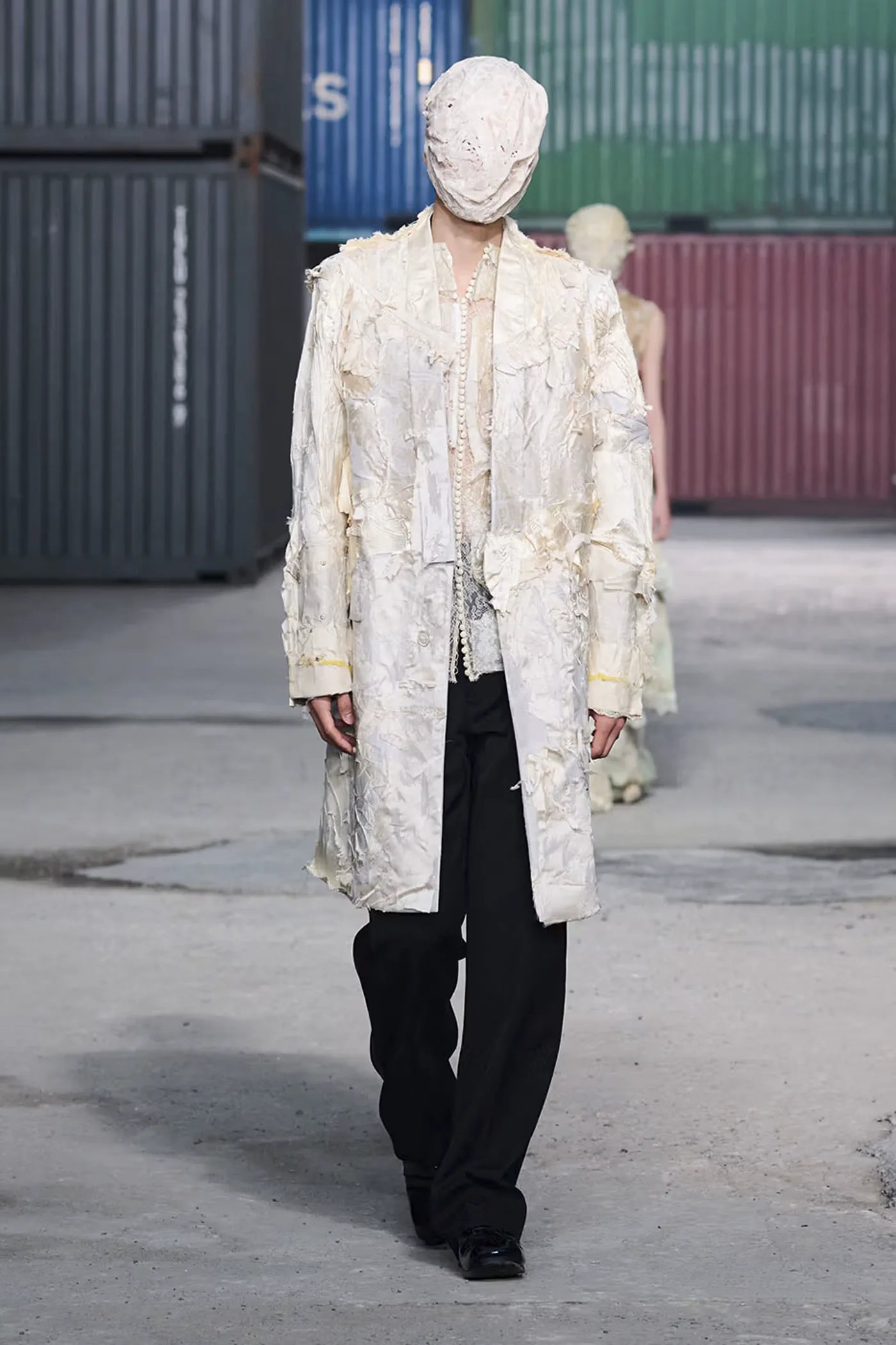 https hypebeast.com image 2026 04 01 maison margiela fw26 shanghai fashion week collection 051 2
