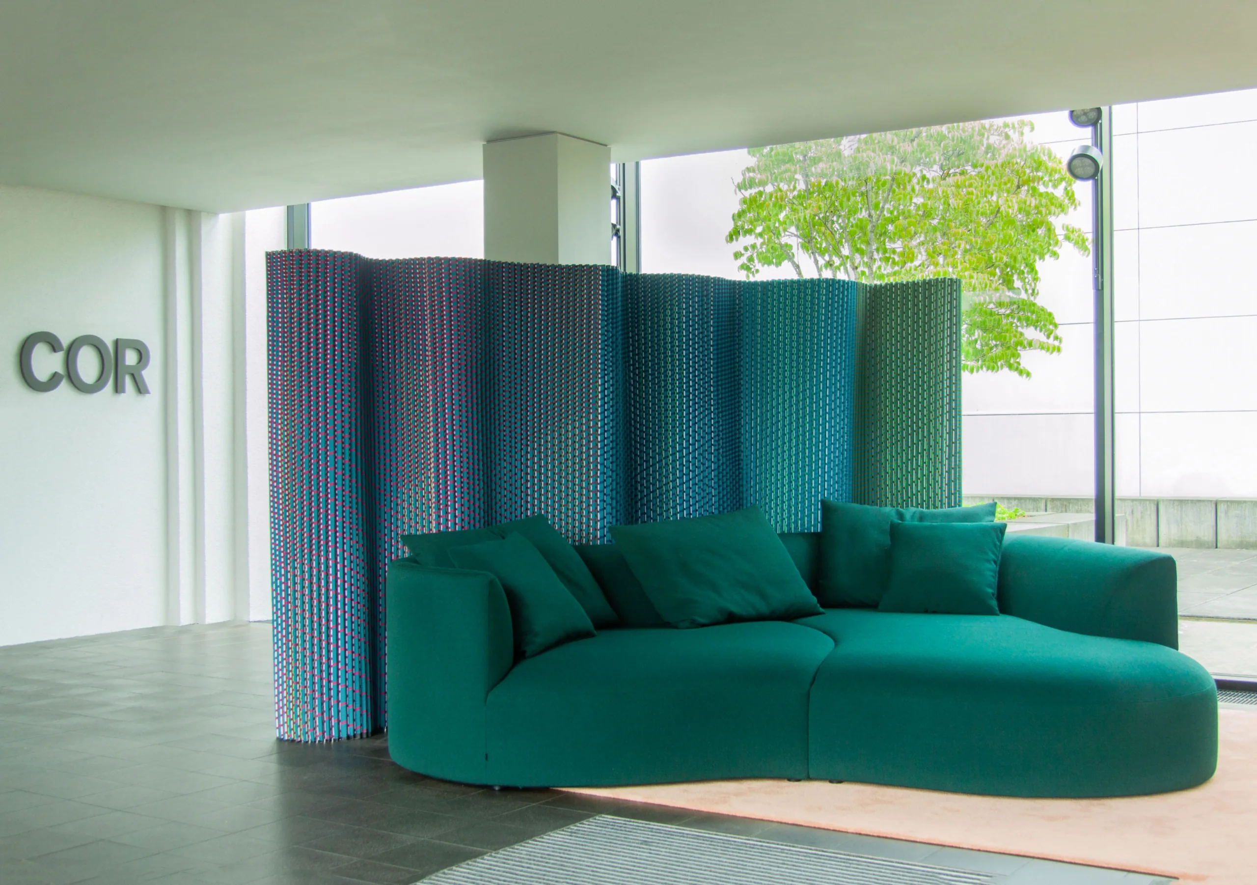 Plissade yang dibuat secara khusus untuk melengkapi produk furnitur COR SĂŻtzmobel. (Foto: Dok. Luis Marie)