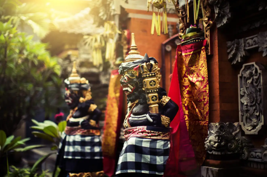 Kain Saput Poleng asal Bali, Indonesia