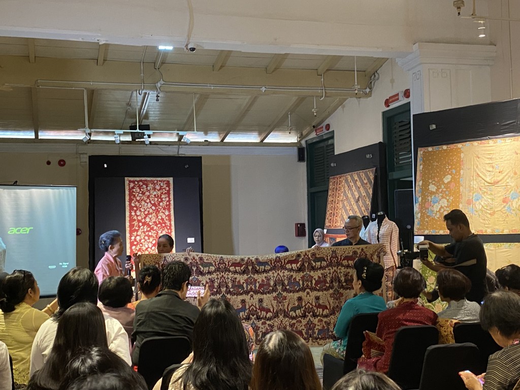 Melihat Keindahan Batik Pesisiran Pantai Utara Jawa dan Kebaya Peranakan bersama Himpunan Wastraprema dan Didi Budiardjo