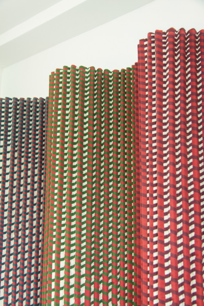 Kombinasi motif geometris dan tekstur lipit Plissade menghasilkan visual menyerupai ilusi optik. (Foto: Dok. Luis Marie)