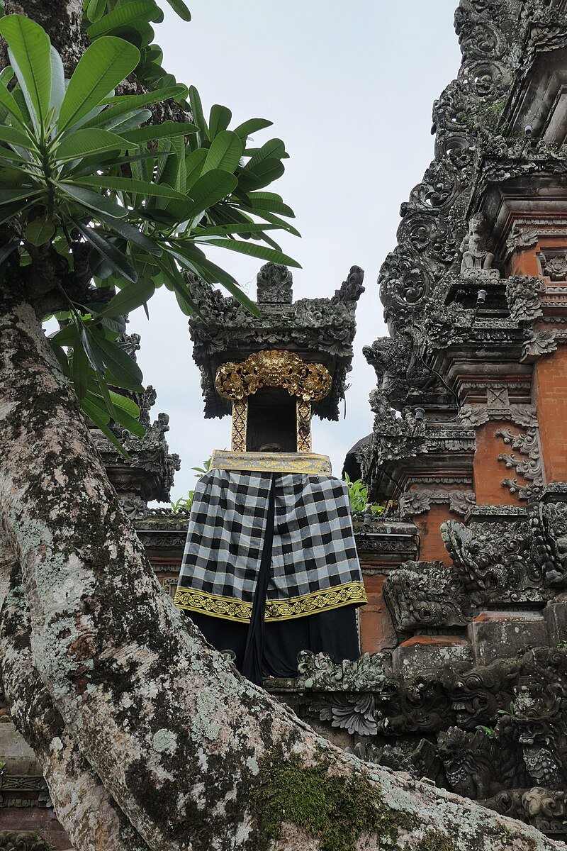Kain Saput Poleng asal Bali, Indonesia
